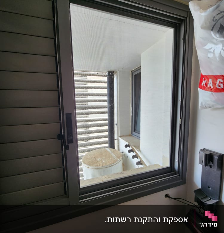 חלון אלומיניום עם תריסים אפורים